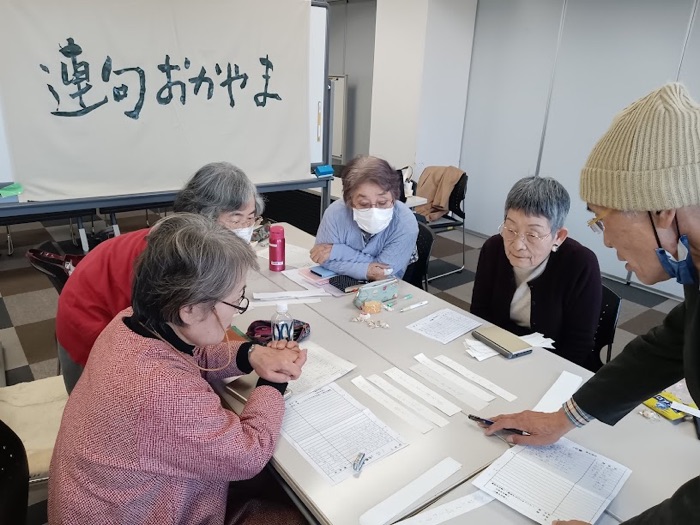 連句おかやま 例会の様子。参加者が卓を囲み句を検討している