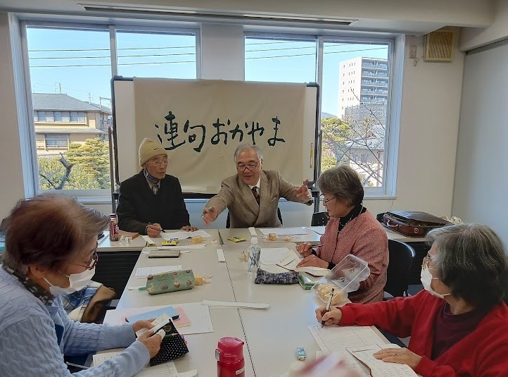 連句おかやま 例会の様子。窓越しに岡山市内の景色が見える会場にて